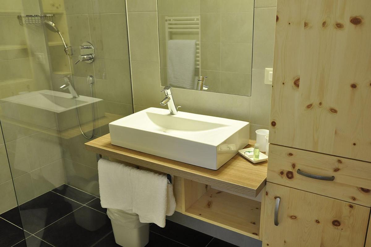 Hotel Pine Тирес Стая снимка