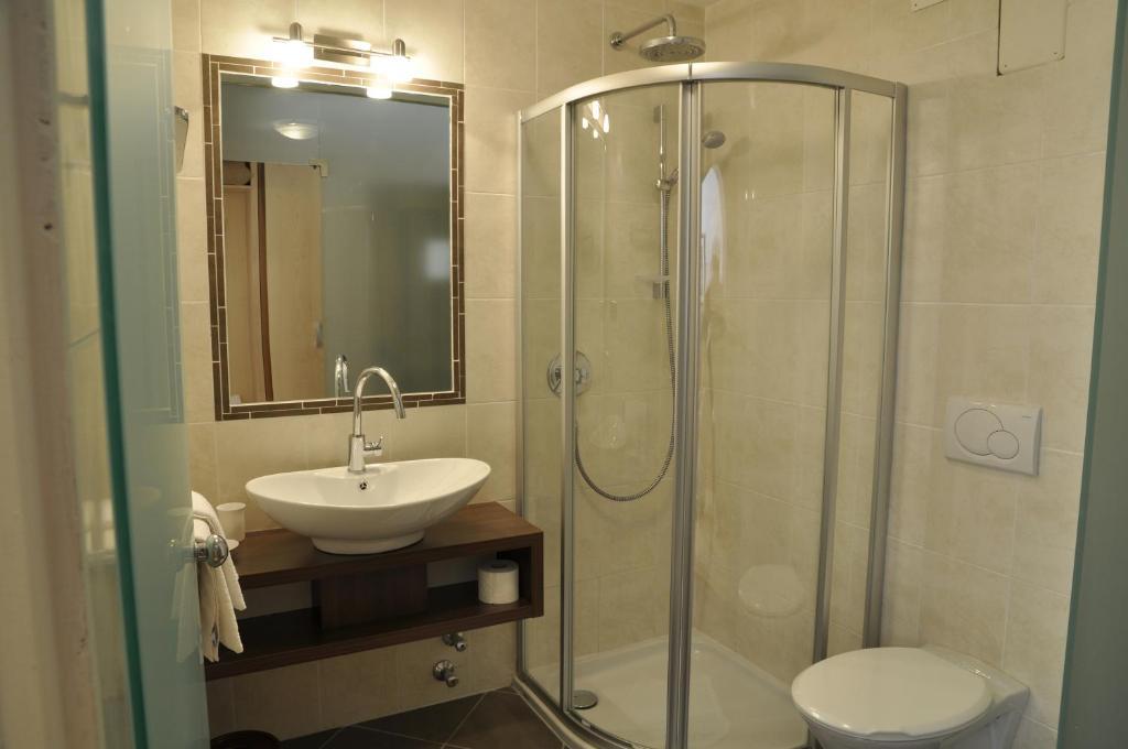 Hotel Pine Тирес Стая снимка